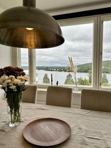 ロヴァニエミにあるLuxury Penthouse In City Centerの花瓶灯台