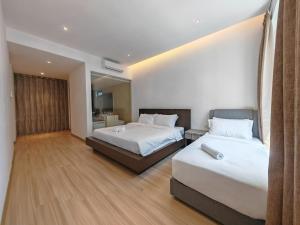 a hotel room with two beds and a bathroom at Harmony Haven with Bathtub - Jazz Suites by Ocean Luxe in Tanjong Tokong +24 photos