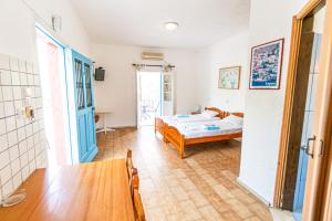 Postel nebo postele na pokoji v ubytování NORMA'S VILLAGE + 30 fotografií