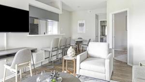 uma sala de estar com uma mesa e cadeiras e uma televisão em Landing Modern Apartment with Amazing Amenities (ID9400X06) em Dallas