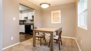uma cozinha e sala de jantar com mesa e cadeiras em Landing Modern Apartment with Amazing Amenities (ID8747X90) em Carmel