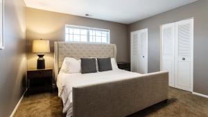 um quarto com uma cama e uma janela em Landing Modern Apartment with Amazing Amenities (ID8747X90) em Carmel