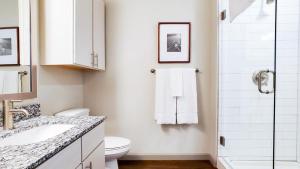uma casa de banho branca com um WC e um chuveiro em Landing Modern Apartment with Amazing Amenities (ID3107X26) em Denver