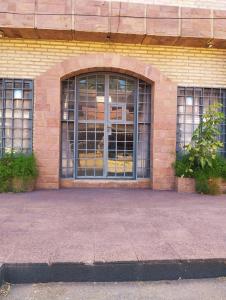 a brick building with a large window on it at Mangoty Apartamento in Luque