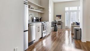 Una cocina o cocineta en Landing Modern Apartment with Amazing Amenities (ID6631X57)