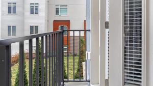 - un balcon avec vue sur un bâtiment dans l'établissement Landing Modern Apartment with Amazing Amenities (ID6631X57), à Overland Park