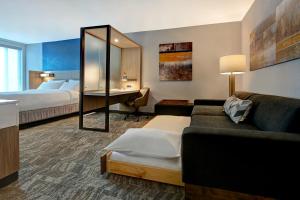 Tempat tidur dalam kamar di SpringHill Suites by Marriott Albuquerque University Area