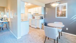- une cuisine et une salle à manger avec une table et des chaises dans l'établissement Landing Modern Apartment with Amazing Amenities (ID8472X99), à Redmond