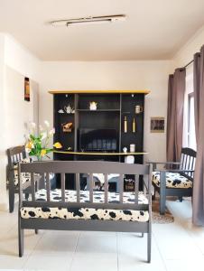 Habitación con mesa, sillas y estante negro. en Mangoty Apartamento en Luque