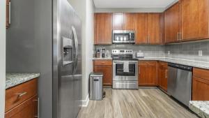 Una cocina o zona de cocina en Landing Modern Apartment with Amazing Amenities (ID7788X43)