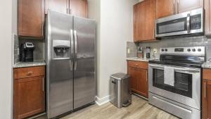 Una cocina o cocineta en Landing Modern Apartment with Amazing Amenities (ID7788X43)
