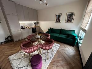a living room with a couch and a table and chairs at Apartament Starówka Bulvar 11 in Elblag
