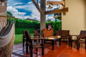 基姆巴亞的住宿－Villa Alegre - Fincas Panaca，庭院设有桌椅,享有美景。