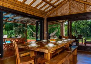 基姆巴亞的住宿－Villa Alegre - Fincas Panaca，窗户客房内的大木桌