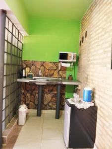 a kitchen with a sink and a microwave at Mangoty Apartamento in Luque