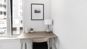 - un bureau dans une chambre avec une lampe et une fenêtre dans l'établissement Landing Modern Apartment with Amazing Amenities (ID9717X89), à Vancouver