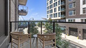 d'un balcon avec deux chaises et une table. dans l'établissement Landing Modern Apartment with Amazing Amenities (ID9717X89), à Vancouver