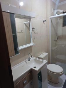 y baño con lavabo, aseo y ducha. en Estadia da Josi, en Balneário Camboriú