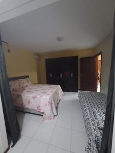 a bedroom with two beds with pink sheets at Estadia da Josi in Balneário Camboriú