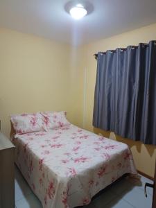 a bedroom with a bed and a window at Estadia da Josi in Balneário Camboriú