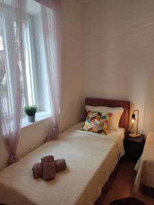 a bedroom with two beds and a window at LUX ARENA RESIDENCE EMA in Pula