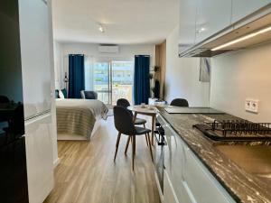 a room with a kitchen and a bedroom with a bed at Benalbeach Zafiro by C&N in Benalmádena