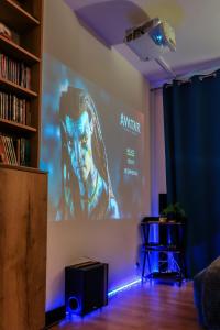 duży ekran z filmem na ścianie w obiekcie Agroturystyka Karpińscy w mieście Wizna