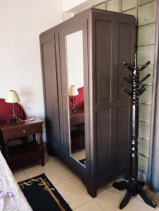 a mirror in a room with a bed and a table at Mangoty Apartamento in Luque