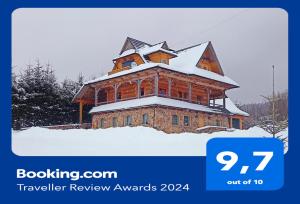 a picture of a log cabin in the snow at Agroturystyka Eko-Łysogóry, jacuzzi - gorąca balia GRATIS!!! in Huta Szklana
