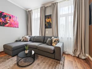 sala de estar con sofá y mesa en SKY9 Apartments Wienerberg, en Viena