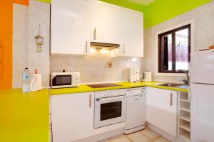 A kitchen or kitchenette at Casa Dos Angeles - Charming Retreat 2 Bedrooms