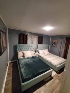 Habitación con 2 camas en una habitación en 5 Min to Naval Base, Six Flags. en North Chicago