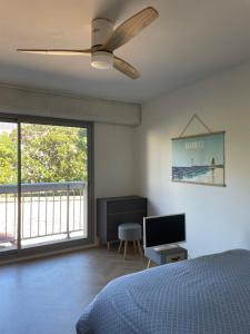 Televisyen dan/atau pusat hiburan di Appartement Victor Hugo 7 couchages