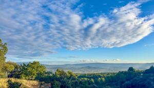 - une vue sur les collines et les arbres sous un ciel nuageux dans l'établissement Mas La Rose Sauvage - magnificent Luberon views, à Murs