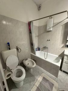 ein Badezimmer mit einem WC, einer Badewanne und einem Waschbecken in der Unterkunft Riaho Apartment in Mostar
