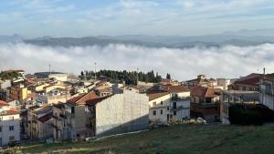 uma cidade com um monte de edifícios nas nuvens em B&B A Due Passi em San Giovanni Gemini