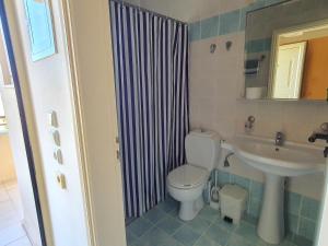 A bathroom at Zannis Hotel