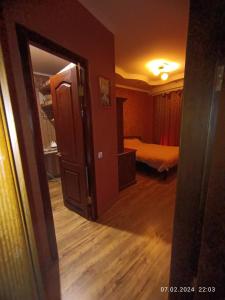 uma porta aberta para um quarto com uma cama em Апартаменти район КРЕСа Сичеславська33 ''3кімн і 1кімн'' і Свирська1 "2кімн" em Krivoy Rog