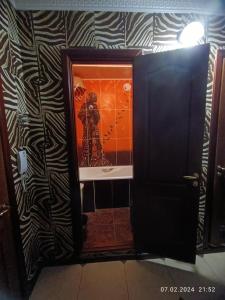a bathroom with a black and white patterned wall at Апартаменти район КРЕСа Сичеславська33 ''3кімн і 1кімн'' і Свирська1 "2кімн" in Kryvyi Rih