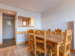 uma sala de jantar com uma mesa de madeira e cadeiras em Appartement Avoriaz, 3 pièces, 6 personnes - FR-1-314-162 em Avoriaz