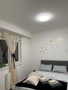 een slaapkamer met een bed en een raam bij level UP -self check in in Osijek