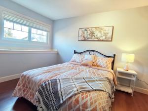 a bedroom with a bed and a window at Luxurious house in willoughby center in Langley