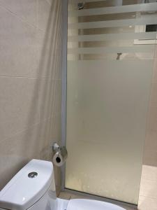 Ένα μπάνιο στο شقق وأستوديوهات فخمة Skyline luxurious Apartments and Studios Riyadh