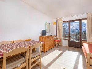 a dining room with a table and a television at Studio Avoriaz, 1 pièce, 4 personnes - FR-1-314-270 in Morzine