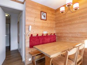 ein hölzernes Esszimmer mit einem Holztisch und Stühlen in der Unterkunft Studio Avoriaz, 1 pièce, 4 personnes - FR-1-314-273 in Morzine