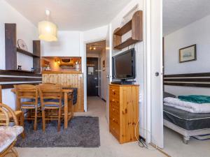 een woonkamer met een eettafel en een televisie bij Appartement Avoriaz, 2 pièces, 4 personnes - FR-1-314-277 in Morzine