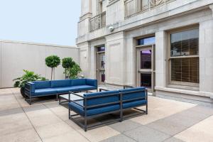 two blue benches in front of a building at Roami at Hibernia Tower in New Orleans