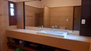 ein Badezimmer mit Waschbecken und großem Spiegel in der Unterkunft Casa Quinta en Maipú in Maipú + 6 Fotos