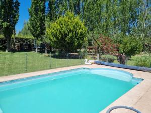 ein großer blauer Pool im Hof in der Unterkunft Casa Quinta en Maipú in Maipú