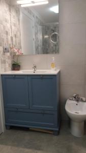 łazienka z niebieską szafką i toaletą w obiekcie Apto Cimavilla Santa Cándida junto Plaza Mayor VUT-114-AS w mieście Gijón